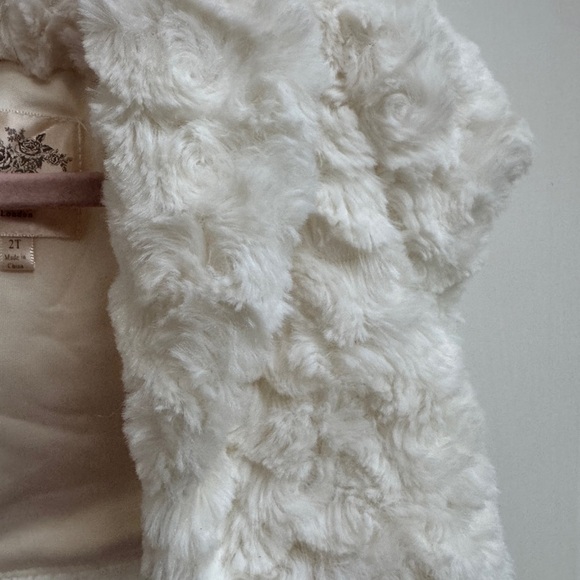 NWOT Laura Ashley London 2T Girls Cream Faux Fur Shawl - Picture 3 of 3